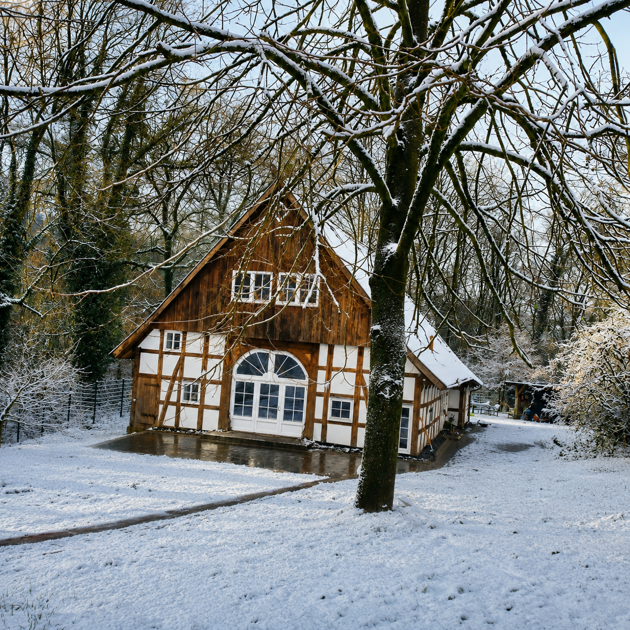 Winterliche Außenansicht des Fachwerkhauses von Fiducia Canis in Bielefeld